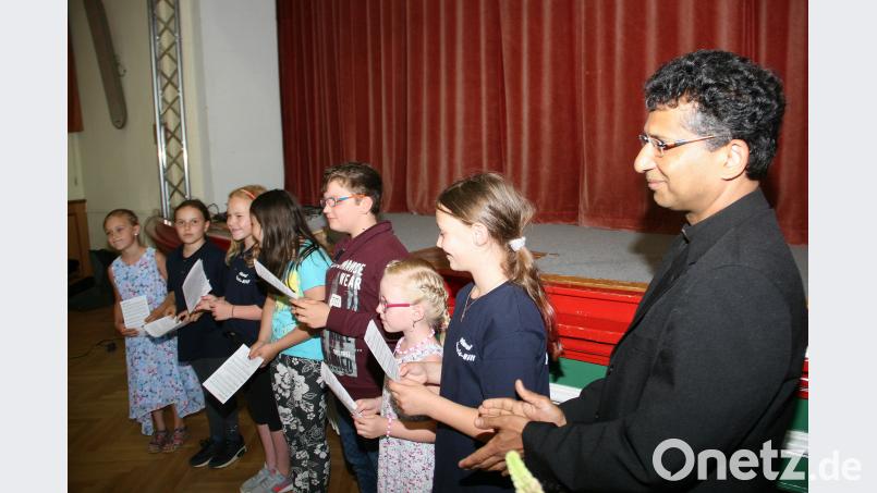Der vor ein paar Monaten ins Leben gerufene Kinderchor wollte auch dabei sein, wenn gefeiert wird. Pfarrer Joseph bedanke sich mit viel Applaus. wro)