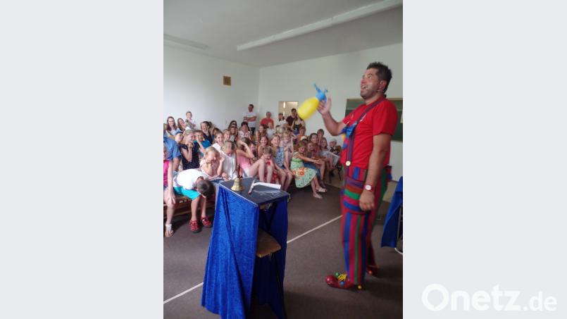 Der „Zauberer vom Hexenberg“ versteht es, mit verblüffenden Tricks die Buben und Mädchen in seinen Bann zu ziehen. br