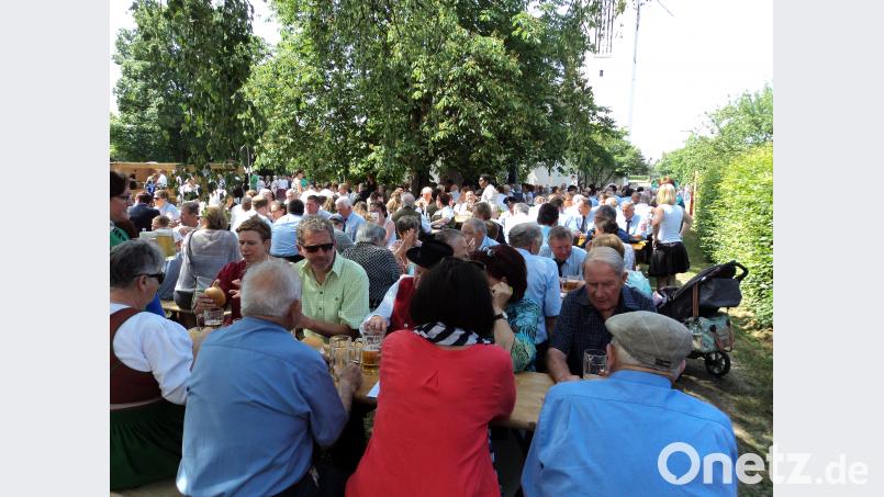Zahlreiche Menschen fanden sich zum Pfarrfest der katholischen Pfarrei ein, das heuer ausnahmsweise bei der evangelischen Kirche gefeiert wurde. ksi