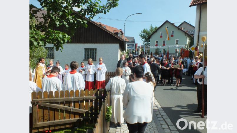 Prozession durch die geschmückten Straßen soj
