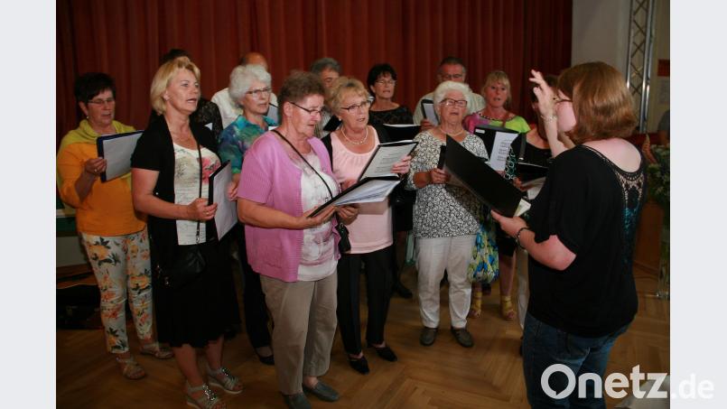 Unter der Leitung von Steffi Reichhart sagte der Kemnather Kirchenchor auf seine Art „herzlichen Glückwunsch“. wro