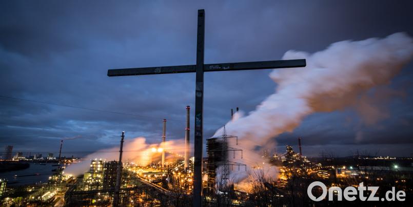 Stahlwerke in Europa, hier das Thyssenkrupp-Stahlwerk Schwelgern, sollen die Strafzölle treffen. Am Ende könnte Trumps Manöver ihn selbst treffen. Bernd Thissen/dpa