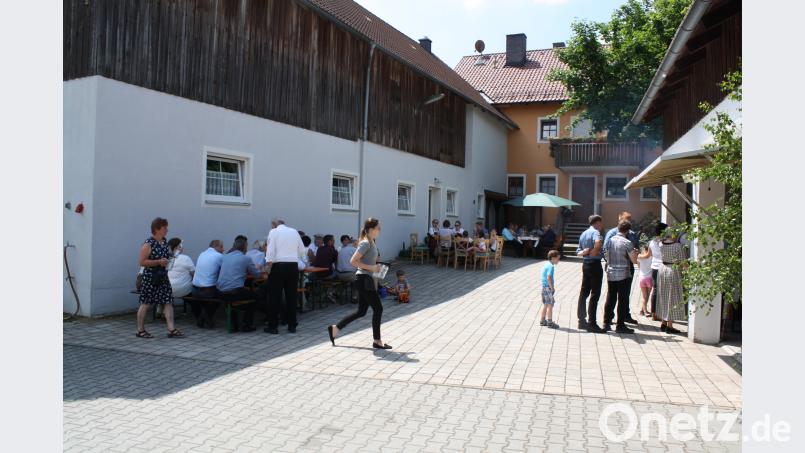 Am Anfang sind die Schattenplätze noch gefragt, später bereitet ein Gewitterinbruch dem Fest ein jähes Ende. bjp