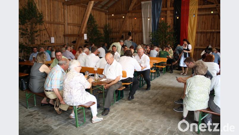 Voll besetzt ist "Heiners Halle" beim CSU-Frühlingsfest an Fronleichnam, aber auch die schattigen Freiluftplätze sind an diesem schönen Vorsommertag gefragt. bjp