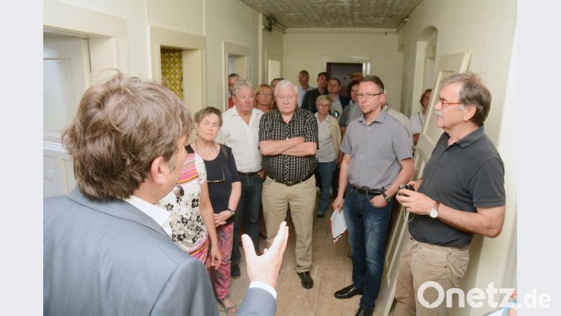 Architekt Karlheinz Beer erklärt den Interessierten die Planungen. Schönberger