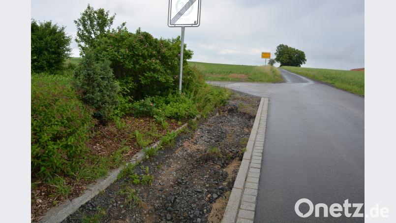 Die Wassermassen rissen den Schotter aus dem Bankett der Pfarrer Schuhmann-Straße. jr