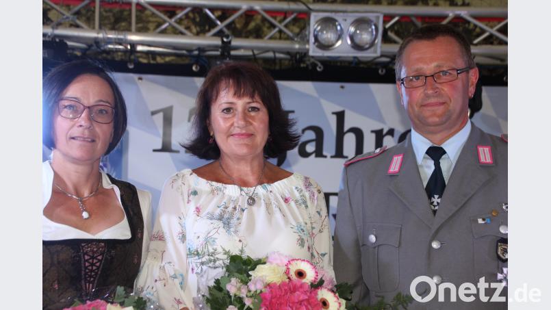 Blumen gab es von Vorsitzenden Gerhard Kraus (rechts) für die ehemaligen Festdamen Marion Spitzl (links) und Elvira Gmeiner. kro