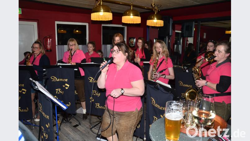 Auch Gesang gehörte zu den Liedern der Damen-Big-Band, die in wenigen Tagen mit einem Sommernachtsfest das 15-jährige Bestehen feiert.       Bild: fjo fjo