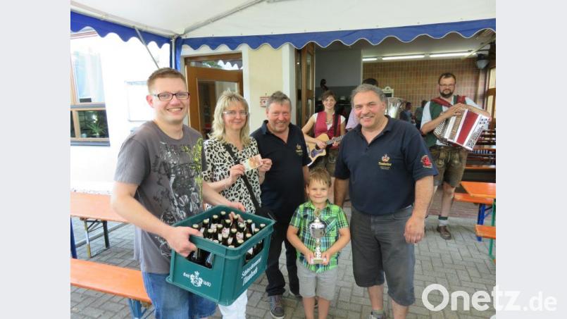 Den Gewinnern gratuliert die Vereinsführung (von links): Michael Bauer, Birgit Heindl, Vorsitzender Richard Scharf, Sieger Ben Schneider und Kommandant Hubert Huger. gm