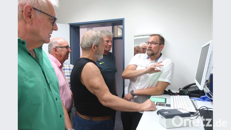 Die „erkennungsdienstliche Behandlung“ von verdächtigen Personen erfolgt heute digital. Dafür hat die Schwandorfer Polizei einen eigenen Raum eingerichtet.      Bild: Hirsch Hirsch