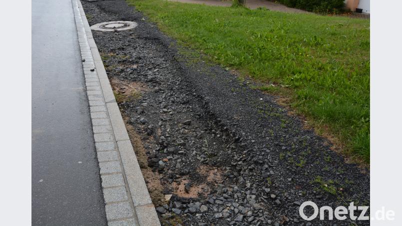 Die Wassermassen rissen den Schotter aus dem Bankett der Pfarrer Schuhmann-Straße. jr