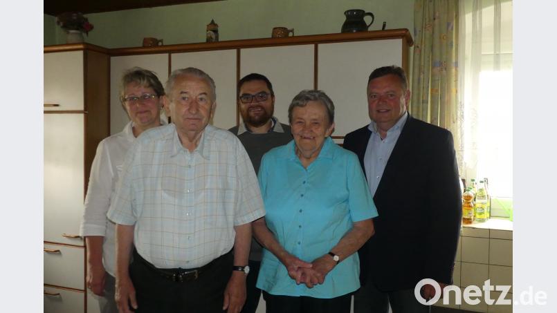 Tochter Renate Zange, Ortssprecher Matthias Stangl und Bürgermeister Gerhard Kellner
gratulieren dem Ehepaar Adolf und Marianne Neumann (vorne) zur Goldhochzeit. ils