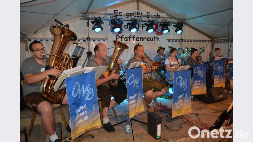 Die „Original Waidhauser Blasmusik“ spielte am Mittwochabend im Festzelt auf. jr