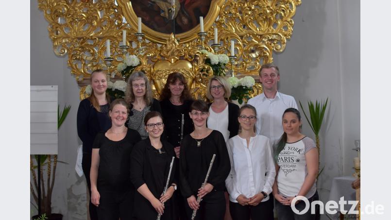 Die 10 Interpreten des Benefizkonzerts, darunter die bekannte Musiklehrerin Viola Schweinfurter (obere Reihe, Zweite von links) und Initiatorin Julia Kraus (vordere Reihe, Mitte). Beitrag, Externer [EXB] (<a href=