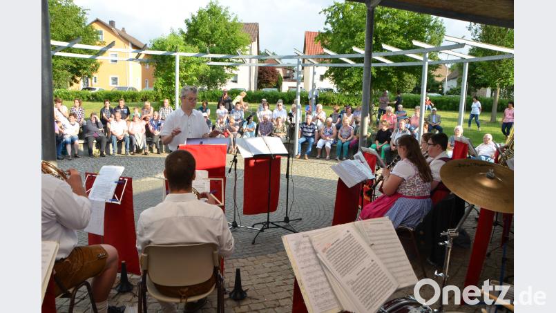 Bei der Vohenstraußer Blasmusik mit Kapellmeister Johannes Gruber ist beste Unterhaltung garantiert. In diesem Jahr bestreiten die Musikanten den Serenaden-Auftakt im Stadtpark und blasen sogar die schwarzen Gewitterwolken erfolgreich weg. dob
