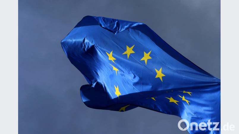Eine Europafahne weht vor dem Europäischen Parlament in Straßburg im Wind. Karl-Josef Hildenbrand/dpa