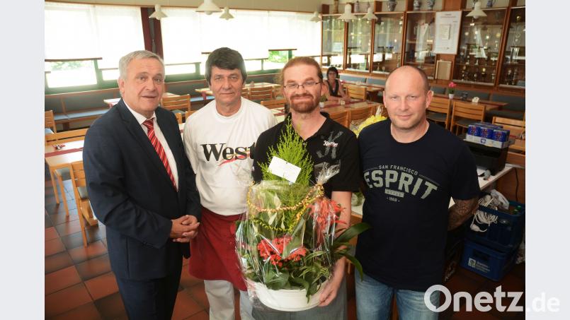 Zur Wiedereröffnung gratulierten dem neuen Pächter Vaclav Zvelebil (Zweiter von rechts) und Koch Martin Kejr Oberbürgermeister Kurt Seggewiß und Michael Weiß, Vorsitzender des Dartclubs „Don Promillo’s“ (rechts). Schönberger, Gabi