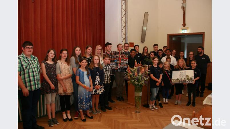 Gemeinsam – mit je einem Geschenk -  gratulierten die Ministranten aus Fuchsmühl und Friedenfels ihrem Pfarrer Joseph zum   50. Geburtstag. wro