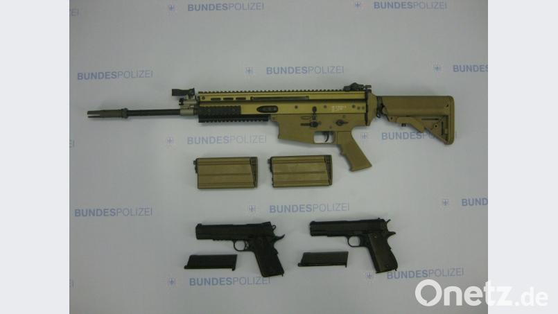 Die beschlagnahmten Waffen. exb/Bundespolizei