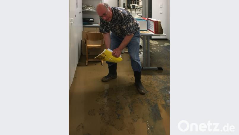 Schulleiter Georg Hecht war bis 1.30 Uhr vor Ort und räumte mit auf. exb