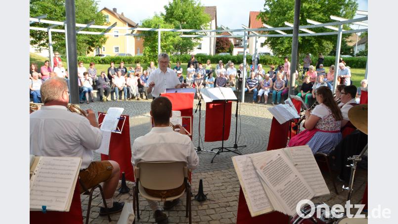 Bei der Vohenstraußer Blasmusik mit Kapellmeister Johannes Gruber ist beste Unterhaltung garantiert. In diesem Jahr bestreiten die Musikanten den Serenaden-Auftakt im Stadtpark und blasen sogar die schwarzen Gewitterwolken erfolgreich weg. dob