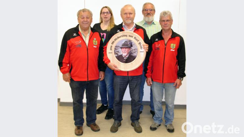 Von links: Franz Hasenstab, Katrin Specht, der Gewinner der Ehrenscheibe Hermann Müller, Georg Pickelmann und Alfred Hertl. smr