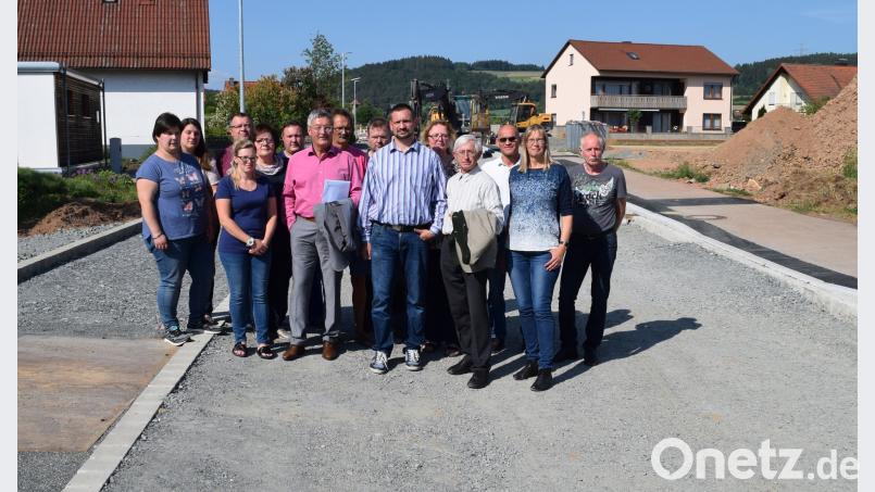 Vertreter der Bürgerinitiative Trebsau klagen Landtagsabgeordnetem Karl Vetter (Siebter von links) auf der Straße, für die sie noch bis 2020 zahlen müssen, ihr Leid. fz
