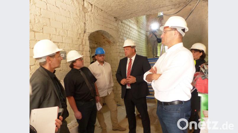 Kastls Bürgermeister Stefan Braun (Zweiter von rechts) führte Finanzminister Albert Füracker (rechts) und seine Begleiter durch die Baustelle: In die Kastler Klosterburg sollen Teile der Polizeifachhochschule einziehen.  [JP]