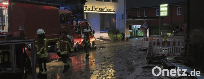 Heftige Regenfälle spülten erneut Wassermassen und Schlamm durch die Konnersreuther Ortsmitte. Überflutet wurde auch wieder die Schafferhof-Baustelle (rechts). Aktive von neun Feuerwehren waren im Einsatz, darunter eine Gruppe aus Kemnath mit Hochwasser-Spezialausrüstung. kro