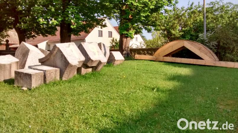 Teile des Torbogens und das Schalungselement für die Errichtung des Torbogens. LK