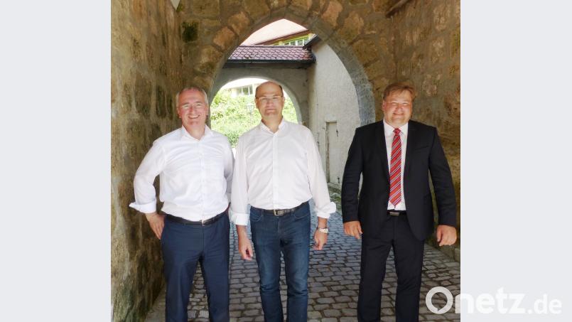 Die drei von der Klosterburg: Landtagsabgeordneter Harald Schwartz, Finanzminister Albert Füracker und Kastls Bürgermeister Stefan Braun (von links) beim Rundgang.im  [JP]