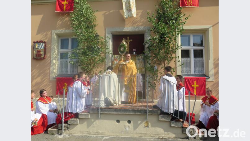 Am dritten Altar beim Pfarrheim am Schützengraben spendet  Stadtpfarrer Konrad Amschl mit der Monstranz den sakramentalen Segen. jzk