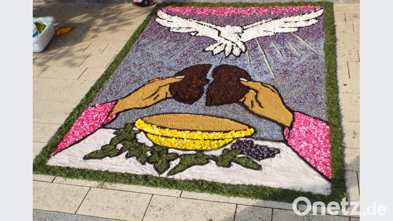 In Kümmersbruck steht die Kolpingsfamilie besonders früh auf, um den prächtigen Blumenteppich zu gestalten. e