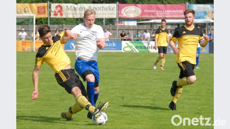 Im zweiten Relegationsspiel zur Bezirksliga trifft der FC Tirschenreuth am Sonntag auf den SV Mistelgau. Das erste Match gewannen die Kreisstädter gegen den VfB Arzberg mit 3:1. Hier trennt Tobias Siegert (links) den Arzberger Maximilian Höppler vom Ball, rechts FC-Kapitän Bastian Popp. Gebert, Rudolf [GB] (rudolf.gebert@oberpfalzmedien.de)