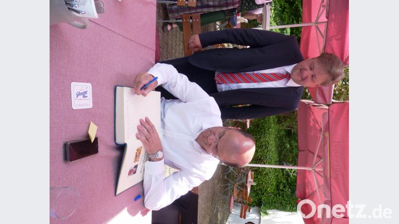 Natürlich trug sich der neue Finanzminister auch ins Goldene Buch der Martgemeinde Kastl ein - diesmal in ungewöhnlicher Umgebung, im Biergarten.  [JP]