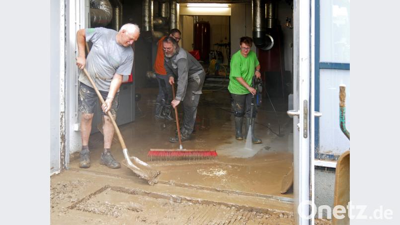 Am Freitag befreiten Mitarbeiter des Maschinenrings die Böden vom zurückgebliebenen Schlamm. tr