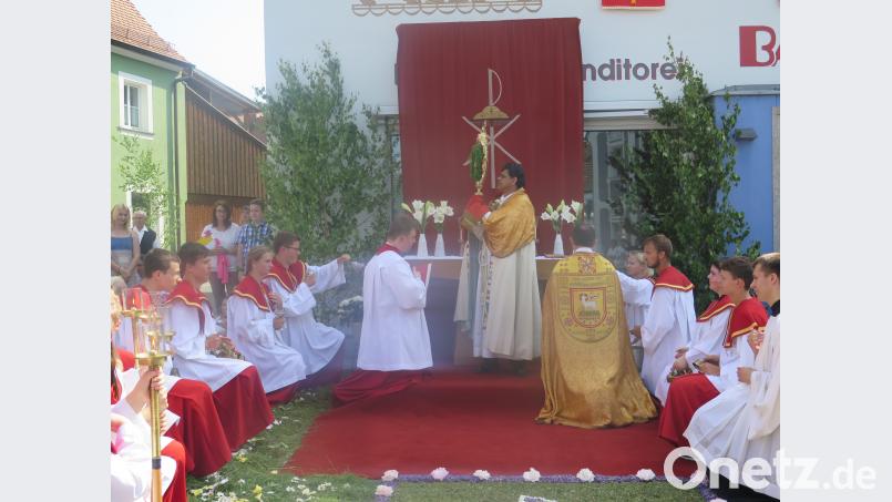 Am vierten Altar bei der Bäckerei Bayer spendet  Pfarrvikar Dr. Joseph Meenpuzhackal mit der Monstranz den sakramentalen Segen. jzk