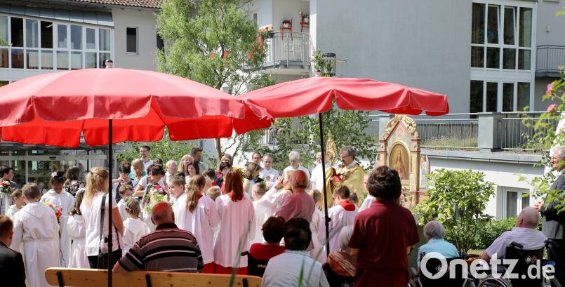 In diesem Jahr steht bei der Fronleichnamsprozession der dritte  Altar beim Caritas-Altenheim in der Jahnstraße. Mit auf dem Bild Pfarrer Martin Besold mit der Monstranz. njn