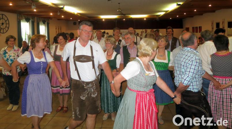 Jeder Volkstanz beginnt mit dem Auftanz, einer Art Polonaise. ame