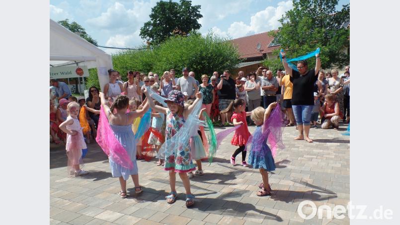 Für Begeisterung beim Bürgerfest sorgen die „Little Freaky-Dancers“ unter der Leitung von Melanie Renner (hinten rechts, im schwarzen Shirt). br