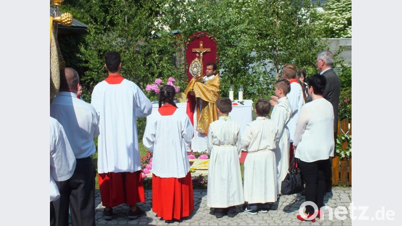 Zahlreiche Gläubige begleiten den Zug. soj