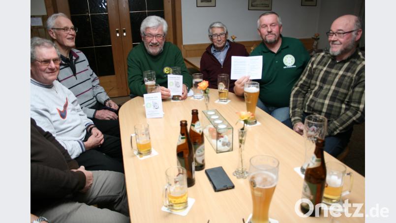 Der frühere Vorsitzende und  spätere  Ehrenvorsitzende  des Fichtelgebirgsvereins Friedenfels Karl Schraml (Dritter von rechts) weilte zum letzten Mal beim Neujahrstreffen 2018  im Kreis seiner Wanderfreunde. roh
