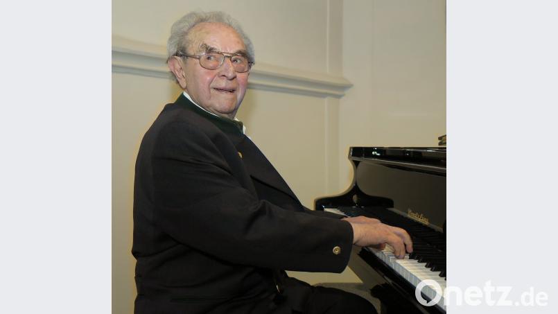 Prof. Dr. Josef Zilch am Klavier, wie ihn die Schwandorfer kennen und schätzen. Der Ehrenbürger der Großen Kreisstadt feiert an diesem Samstag seinen 90. Geburtstag.	Bild: Hirsch Hirsch