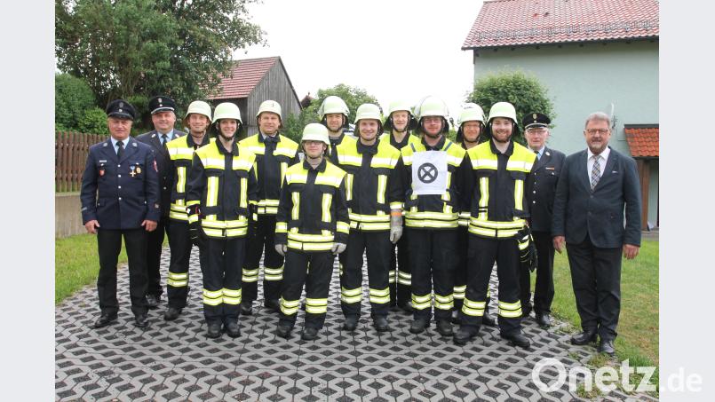 Lob für die bestandenen Leistungsprüfungen gab es von Bürgermeister Johann Maurer und Kreisbrandmeister Alfons Huber (von rechts). Bild: pi Pilfusek, Josef [PI] (josef.pilfusek@t-online.de)