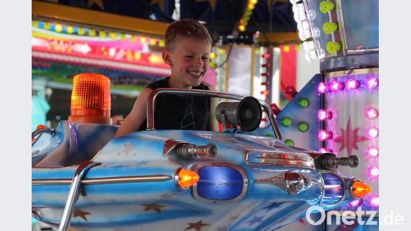 Große Freude bereitete diesem Jungen eine Fahrt im Karussell. kro