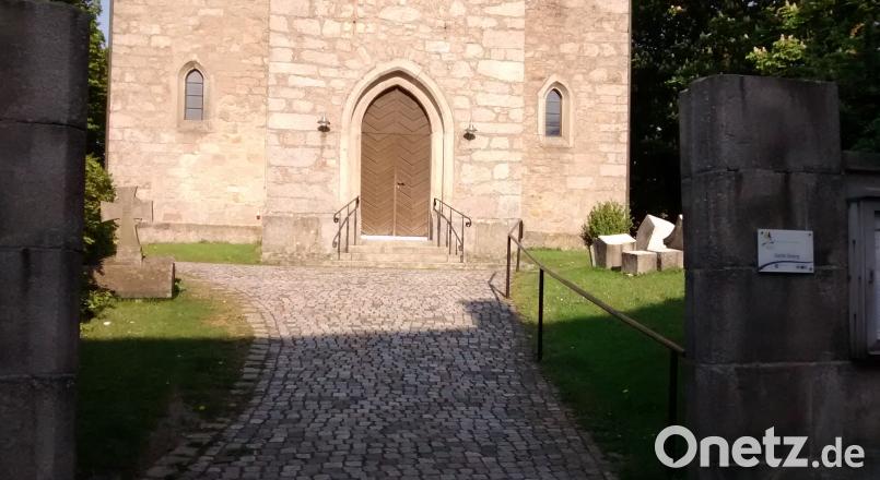 Wo vorher der ortsbildprägende Torbogen am Hauptportal der Kirche St. Georg zu sehen war, stehen jetzt nur noch die beiden Säulen. Die anderen Torbogensegmente liegen am Kirchplatz. LK