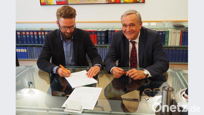 BAM.Geschäftsführer Marco Bauer (links) unterzeichnet den Grundstückskaufvertrag. Vorher hatte Oberbürgermeister Kurt Seggewiß unterschrieben. Bühner