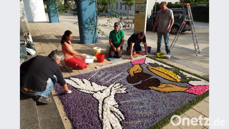 In Kümmersbruck steht die Kolpingsfamilie besonders früh auf, um den prächtigen Blumenteppich zu gestalten. e