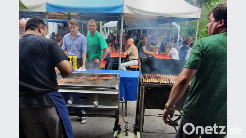 Alle Hände voll zu tun haben die Helfer am Grill, um den Appetit der Gäste zu stillen. ds