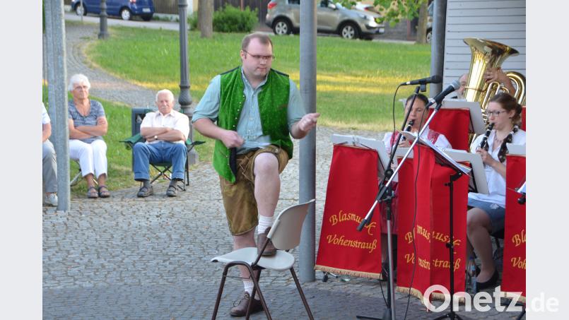 Bei der &quot;Löffelpolka&quot; zeigt Solist Wolfgang Gollwitzer seine Fingerfertigkeit mit zwei Löffeln. dob